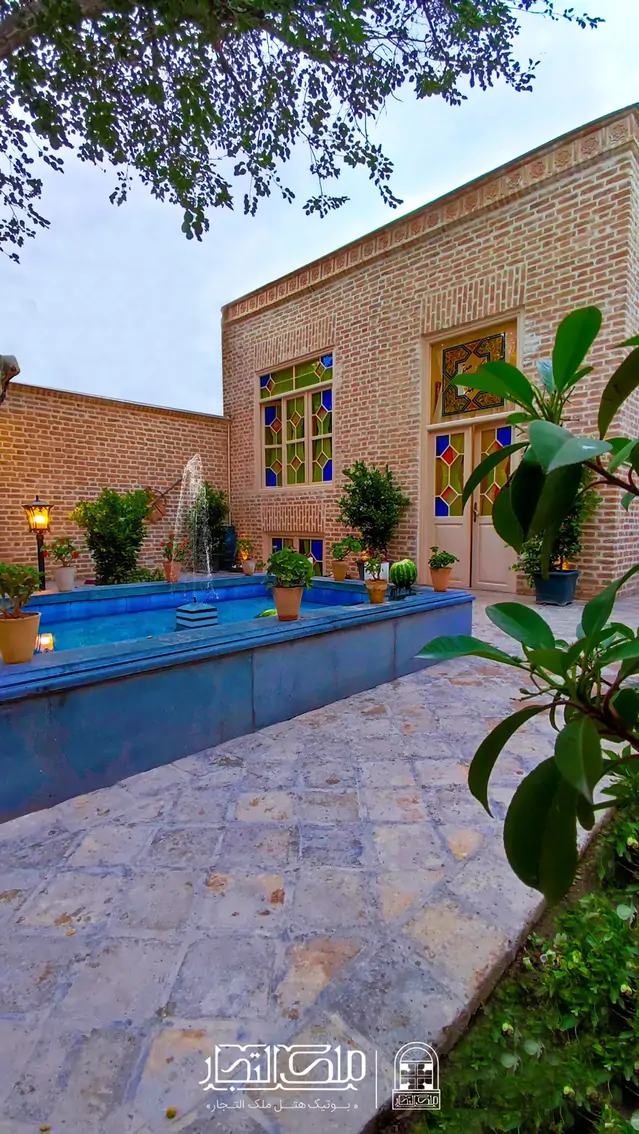 نمای کلی هتل ملک التجار مشهد