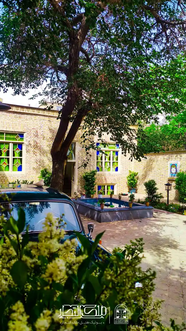 نمای کلی هتل ملک التجار مشهد