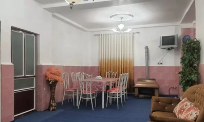 نمای داخل اتاق مهمانپذیر منصور فومن