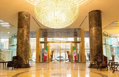 لابی مجلل و پرنور هتل نور حیات تهران با لوسترهای بزرگ