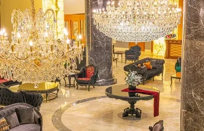 لوستر و مبلمان سلطنتی مجلل در لابی هتل نور حیات تهران