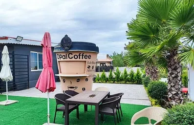 فضای سبز و المان های جذاب در محوطه مجتمع اقامتی اپال بندر انزلی