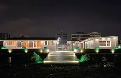 نمای مجتمع اقامتی اپال بندر انزلی در شب از ساحل