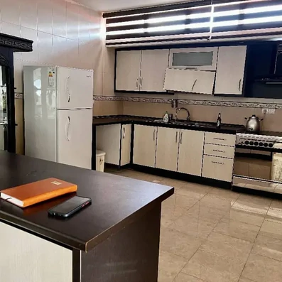 آشپزخانه  با گاز  و هود