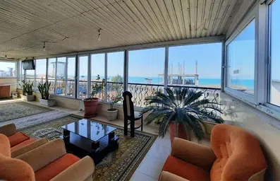 تراس با پنجره‌های سراسری در متل پوریا بابلسر